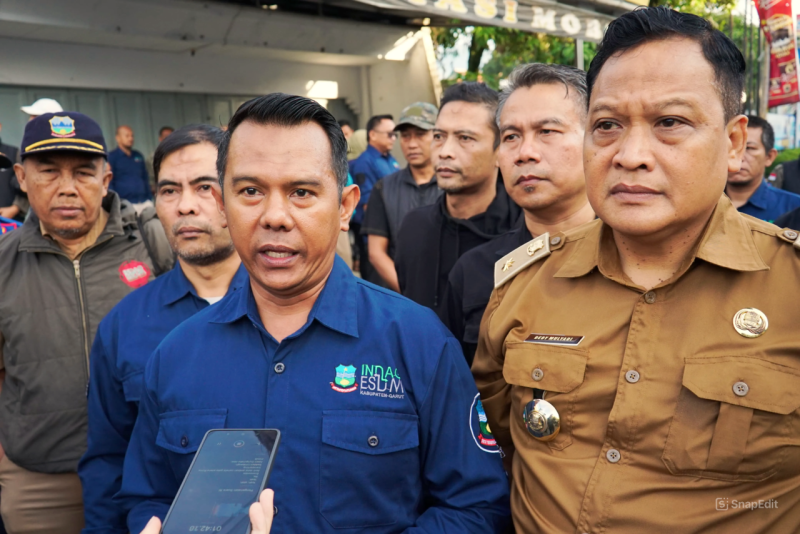 Pemerintah Kabupaten Garut melaksanakan penertiban di sepanjang Jalan Merdeka dan Guntur Sari, bertempat di Jalan Merdeka, Kecamatan Tarogong Kidul, Kabupaten Garut, pada Senin (19/5/2025).