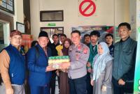 Sie Dokes bersama Kasat Binmas Polres Garut salurkan bantuan sembako bagi anak yatim Yayasan Darul Muwahhidin Cisurupan.