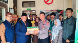Sie Dokes bersama Kasat Binmas Polres Garut salurkan bantuan sembako bagi anak yatim Yayasan Darul Muwahhidin Cisurupan.