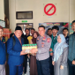 Sie Dokes bersama Kasat Binmas Polres Garut salurkan bantuan sembako bagi anak yatim Yayasan Darul Muwahhidin Cisurupan.