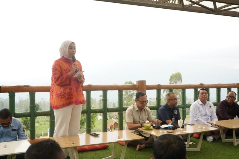 Putri Karlina dampingi Wamendagri kunjungi Koperasi Desa Merah Putih di Cisurupan 