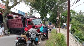 Truk toronton amblas di jalur garut-wanaraja