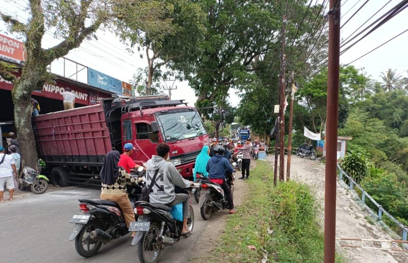 Truk toronton amblas di jalur garut-wanaraja