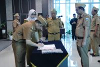 Bupati Garut saat melantik 16 PNS dinkes