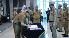Bupati Garut saat melantik 16 PNS dinkes