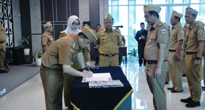 Bupati Garut saat melantik 16 PNS dinkes