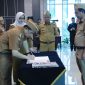 Bupati Garut saat melantik 16 PNS dinkes