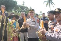 Kapolres Garut AKBP Mochamad Fajar Gemilang  saat panen raya jagung kuartal II