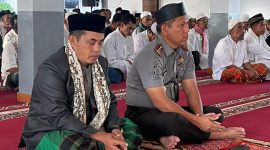 Kalapas Garut Rusdedy saat sholat Idul Adha 1446 H