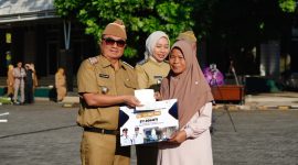 Syakur Amin saat berikan bantuan Ruitilahu