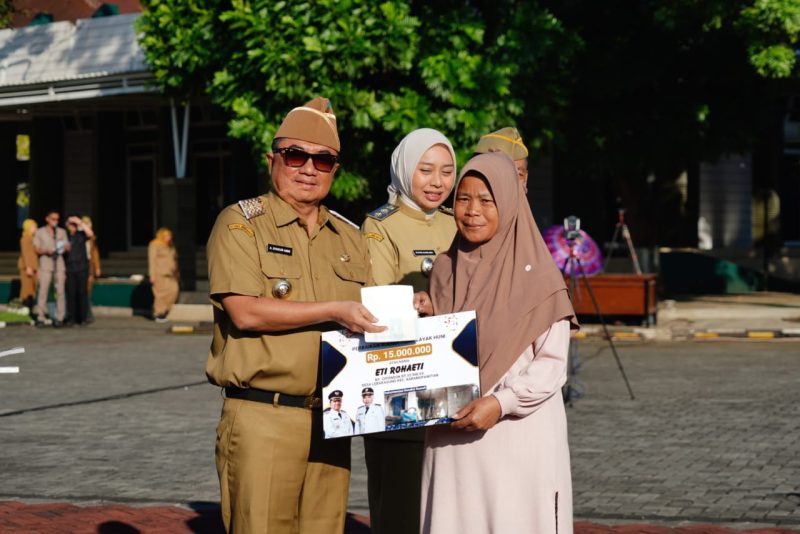 Syakur Amin saat berikan bantuan Ruitilahu