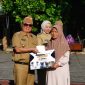 Syakur Amin saat berikan bantuan Ruitilahu