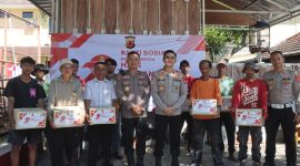 Kapolres Garut dan jajaran bagikan puluhan paket sembako