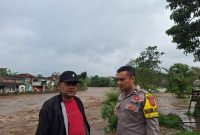 Foto: Kepolisian memantau luapan sungai Cimanuk