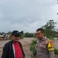 Foto: Kepolisian memantau luapan sungai Cimanuk