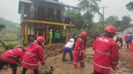 Foto: Sat Samapta Polres Garut bersihkan material longsor