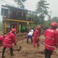 Foto: Sat Samapta Polres Garut bersihkan material longsor