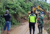 Foto: Kapolsek Banjarwangi Ipar Suparlan, SE bersihkan meterial longsor