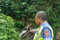 Foto: Sebuah truk terporosok di Kadungora