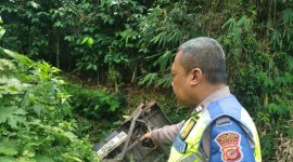 Foto: Sebuah truk terporosok di Kadungora