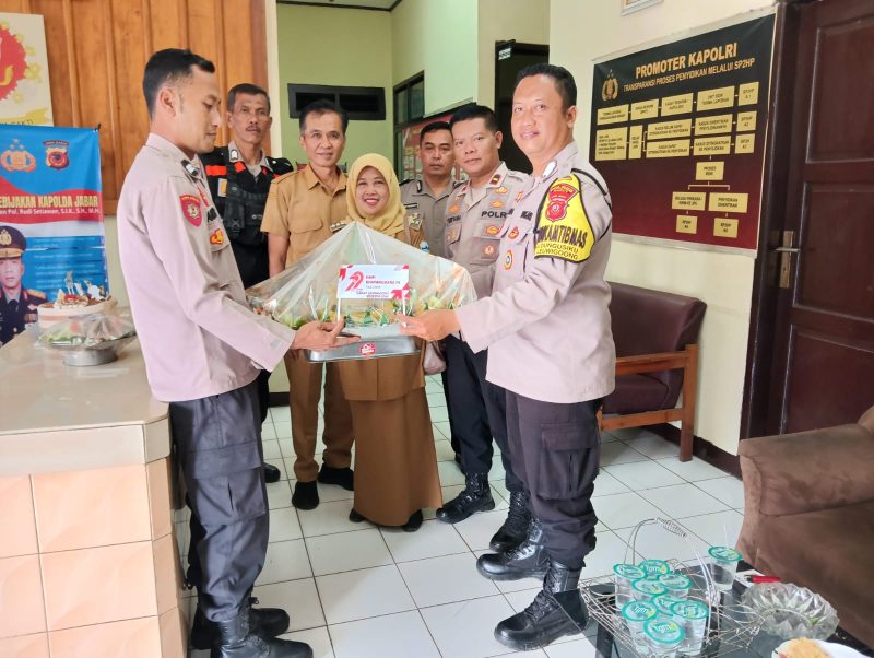 Foto: Forkopimcam berikan kejutan di HUT Bahayangkara ke-79
