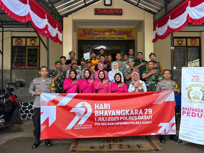Kapolsek Banjarwangin Ipda Ipar Suparlan adakan pemeriksaan gratis kepada warga masyarakat