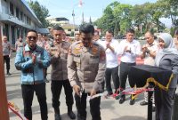 Foto: Kapolres Garut AKBP Mochamad Fajar Gemilang didampingi Wakapolres Garut Kompol Bayu Tri Nugraha saat peresmian Cafe 10.2 Kopi di Mapolres Garut.