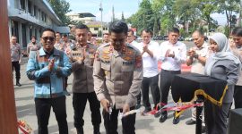 Foto: Kapolres Garut AKBP Mochamad Fajar Gemilang didampingi Wakapolres Garut Kompol Bayu Tri Nugraha saat peresmian Cafe 10.2 Kopi di Mapolres Garut.