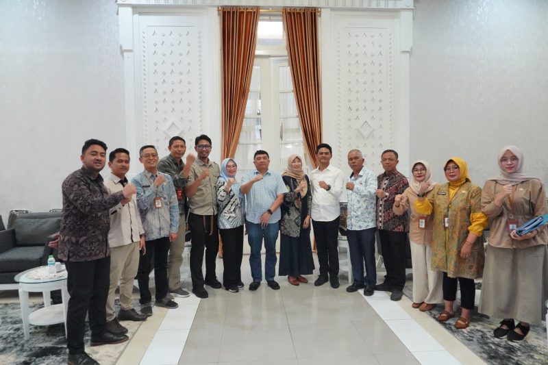 Foto:Bupati Garut, Abdusy Syakur Amin menerima kunjungan kerja Komisioner Komisi Perlindungan Anak Indonesia (KPAI)