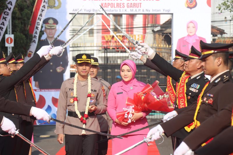 Foto: Kapolres Garut yang baru  AKBP Yugi Bayu hendarto , S.I.K., M.A.P.,saat  sertijab di Mapolres Garut.