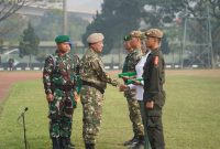 Pangdam III/Siliwangi Mayjen TNI Dadang Arif Abdurahman, S.E., M.Si., CHRMP., menghadiri upacara penutupan Pendidikan Dasar Militer dan Pelatihan Manajerial serta Penetapan Komponen Cadangan (Komcad) Sarjana Penggerak Pembangunan Indonesia (SPPI) Batch-3 Tahun 2025 yang dilaksanakan di Lapangan Brigif 15/Kujang II, Cimahi, Sabtu (12/07/2025).