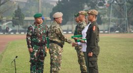 Pangdam III/Siliwangi Mayjen TNI Dadang Arif Abdurahman, S.E., M.Si., CHRMP., menghadiri upacara penutupan Pendidikan Dasar Militer dan Pelatihan Manajerial serta Penetapan Komponen Cadangan (Komcad) Sarjana Penggerak Pembangunan Indonesia (SPPI) Batch-3 Tahun 2025 yang dilaksanakan di Lapangan Brigif 15/Kujang II, Cimahi, Sabtu (12/07/2025).