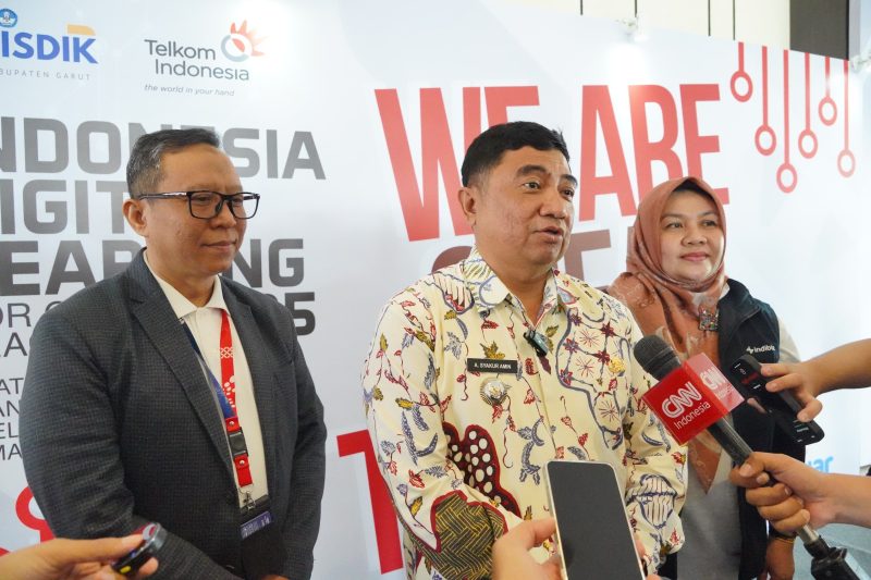 Bupati Garut, Abdusy Syakur Amin, menghadiri acara pembukaan event Indonesia Digital Learning (IDL) for Great Teacher 2025 bagi 500 Guru SD/SMP di Kabupaten Garut, yang dilaksanakan di Ballroom Hotel Santika Garut, Jalan Cipanas Baru, Kecamatan Tarogong Kaler, Kabupaten Garut, Sabtu (12/7/2025).