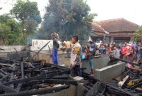 Sebuah rumah panggung berukuran 9x8 meter milik warga bernama Hermin (57) di Kampung Cibinuang, Desa Bagendit, Kecamatan Banyuresmi, Kabupaten Garut, hangus terbakar pada Senin sore (14/7/2025).