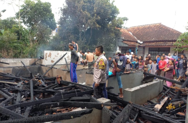 Sebuah rumah panggung berukuran 9x8 meter milik warga bernama Hermin (57) di Kampung Cibinuang, Desa Bagendit, Kecamatan Banyuresmi, Kabupaten Garut, hangus terbakar pada Senin sore (14/7/2025).