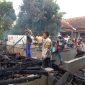 Sebuah rumah panggung berukuran 9x8 meter milik warga bernama Hermin (57) di Kampung Cibinuang, Desa Bagendit, Kecamatan Banyuresmi, Kabupaten Garut, hangus terbakar pada Senin sore (14/7/2025).