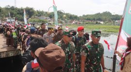 Sinergi antara TNI dan Polri kembali ditunjukkan dalam aksi nyata melalui kegiatan pembersihan Situ Bagendit di Kecamatan Banyuresmi, Kabupaten Garut. Kegiatan ini disaksikan langsung oleh Kepala Staf Angkatan Darat (KASAD) Jenderal TNI Maruli Simanjuntak, M.Si yang hadir di lokasi bersama Kapolres Garut AKBP Yugi Bayu Hendarto, S.I.K., M.Ap.