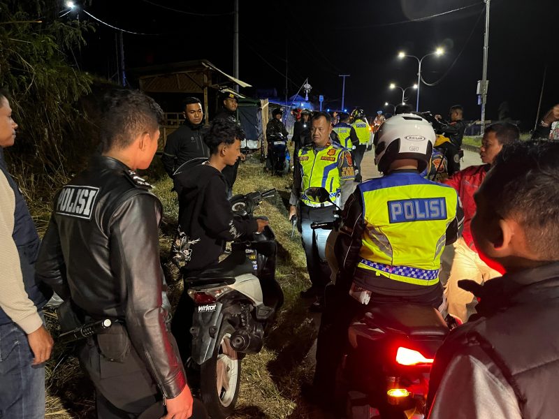 Polres Garut laksanakan kegiatan KRYD (Kegiatan Rutin Yang Ditingkatkan) dalam rangka menjaga situasi kondusif di wilayah Kabupaten Garut. Sabtu malam (19/07/2025).