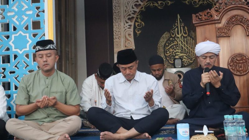 Dalam upaya menciptakan situasi Kabupaten Garut yang aman, nyaman, damai, sejuk dan kondusif, Polres Garut menggelar kegiatan Istighosah dan Gema Sholawat bertempat di Masjid Nurul Hakim Polres Garut. Minggu (20/7/2025).