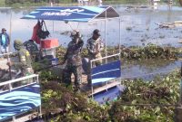 Kodim 0611/Garut melaksanakan kegiatan pembersihan eceng gondok di Situ Bagendit pada hari ini dengan menggunakan perahu Ponton dan Conveyor darat. Kegiatan ini bertujuan untuk mengangkat sampah eceng gondok dari perairan Situ Bagendit Kecamatan Banyuresmi kabupaten Garut Jawa Barat yang dilaksanakan sejak pukul 08.00 WIB sampai dengan pukul 16.00 WIB. Minggu (20/7/2025).