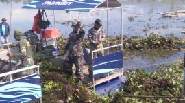 Kodim 0611/Garut melaksanakan kegiatan pembersihan eceng gondok di Situ Bagendit pada hari ini dengan menggunakan perahu Ponton dan Conveyor darat. Kegiatan ini bertujuan untuk mengangkat sampah eceng gondok dari perairan Situ Bagendit Kecamatan Banyuresmi kabupaten Garut Jawa Barat yang dilaksanakan sejak pukul 08.00 WIB sampai dengan pukul 16.00 WIB. Minggu (20/7/2025).