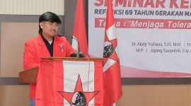 Dewan Pimpinan Cabang Gerakan Mahasiswa Nasional Indonesia (DPC GMNI) Garut menyampaikan duka cita mendalam atas tragedi yang terjadi dalam acara pesta rakyat pernikahan Wakil Bupati Garut yang digelar beberapa hari lalu. Peristiwa ini menyebabkan tiga orang meninggal dunia dan puluhan lainnya mengalami luka-luka akibat insiden desak-desakan massa dalam acara yang seharusnya menjadi ajang kebahagiaan bersama. Senin (21/7/2025).