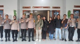 Dalam rangka mendukung pemenuhan gizi anak-anak sekolah, Kapolres Garut bersama jajaran meninjau langsung kesiapan dapur Satuan Pelayanan Pemenuhan Gizi (SPPG) milik Yayasan Kemala Bhayangkari Polres Garut di Kampung Mariuk, RT 02 RW 06, Desa Maripari, Kecamatan Sukawening, pada Selasa (22/7/2025) .
