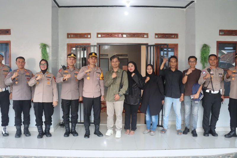 Dalam rangka mendukung pemenuhan gizi anak-anak sekolah, Kapolres Garut bersama jajaran meninjau langsung kesiapan dapur Satuan Pelayanan Pemenuhan Gizi (SPPG) milik Yayasan Kemala Bhayangkari Polres Garut di Kampung Mariuk, RT 02 RW 06, Desa Maripari, Kecamatan Sukawening, pada Selasa (22/7/2025) .