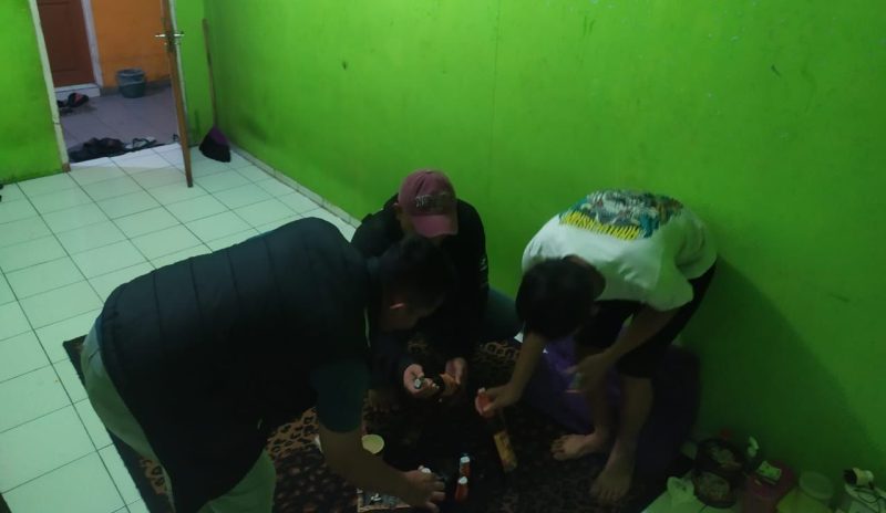Sat Narkoba Polres Garut menggelar operasi cipta kondisi berupa razia minuman keras di wilayah Kecamatan Tarogong Kidul, Kabupaten Garut, pada Senin malam, 21 Juli 2025.