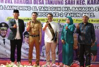 Kepala Dinas Pemberdayaan Perempuan, Perlindungan Anak, Pengendalian Penduduk dan Keluarga Berencana (DPPKBPPPA) Kabupaten Garut, Yayan Waryana, hari ini menghadiri peringatan Hari Lanjut Usia Nasional (HLUN) dan peluncuran Sekolah Lansia Tangguh BKL Bahagia Periodisasi ke-II Standar I. Kegiatan ini berlangsung di Aula Desa Tanjungsari, Kecamatan Karangpawitan, Kabupaten Garut, Selasa (22/7/2025).