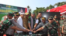 Kasdam III/Siliwangi Brigjen TNI Tato Hadiyan, S.I.P., M.Han., mewakili Pangdam III/Siliwangi, mendampingi Kasad Jenderal TNI Maruli Simanjuntak, M.Sc., dan Gubernur Jawa Barat H. Dedi Mulyadi, S.H., M.M., dalam rangka peresmian sarana pengairan di Kecamatan Ciracap, Kabupaten Sukabumi, Jawa Barat, Selasa (22/07/2025).