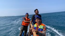 Direktorat Kepolisian Perairan dan Udara (Ditpolairud) Polda Jawa Barat bersama tim SAR gabungan melaksanakan kegiatan pencarian dan pertolongan (SAR) terhadap korban laka laut yang terjadi di Pantai Puncak Guha, Desa Sinarjaya, Kecamatan Bungbulang, Kabupaten Garut, Selasa (22/7/2025).