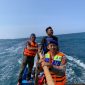 Direktorat Kepolisian Perairan dan Udara (Ditpolairud) Polda Jawa Barat bersama tim SAR gabungan melaksanakan kegiatan pencarian dan pertolongan (SAR) terhadap korban laka laut yang terjadi di Pantai Puncak Guha, Desa Sinarjaya, Kecamatan Bungbulang, Kabupaten Garut, Selasa (22/7/2025).