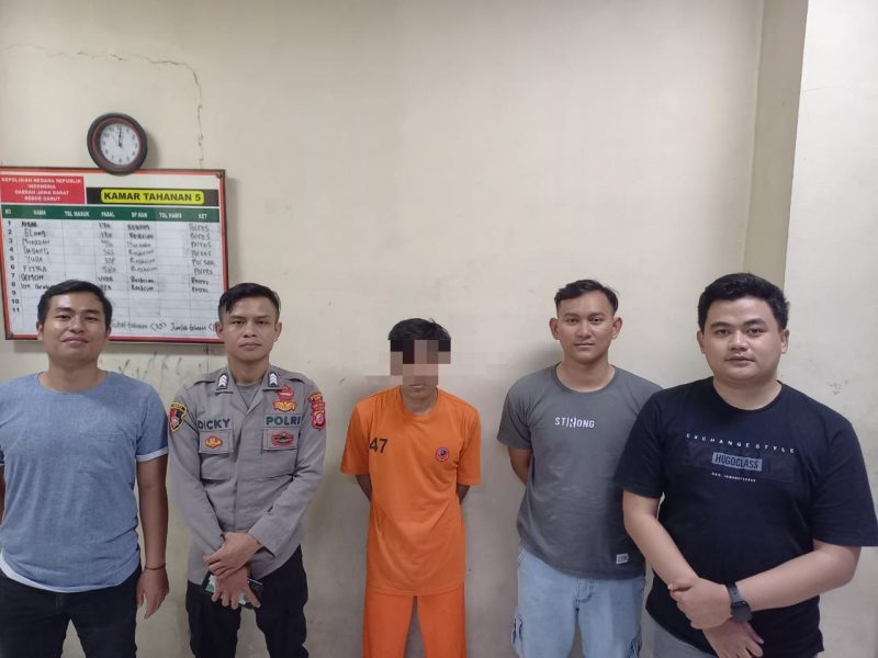 Polres Garut melakukan penahanan pada satu orang tersangka dugaan tindak pidana penganiayaan. Selasa tanggal 22 Juli 2025.